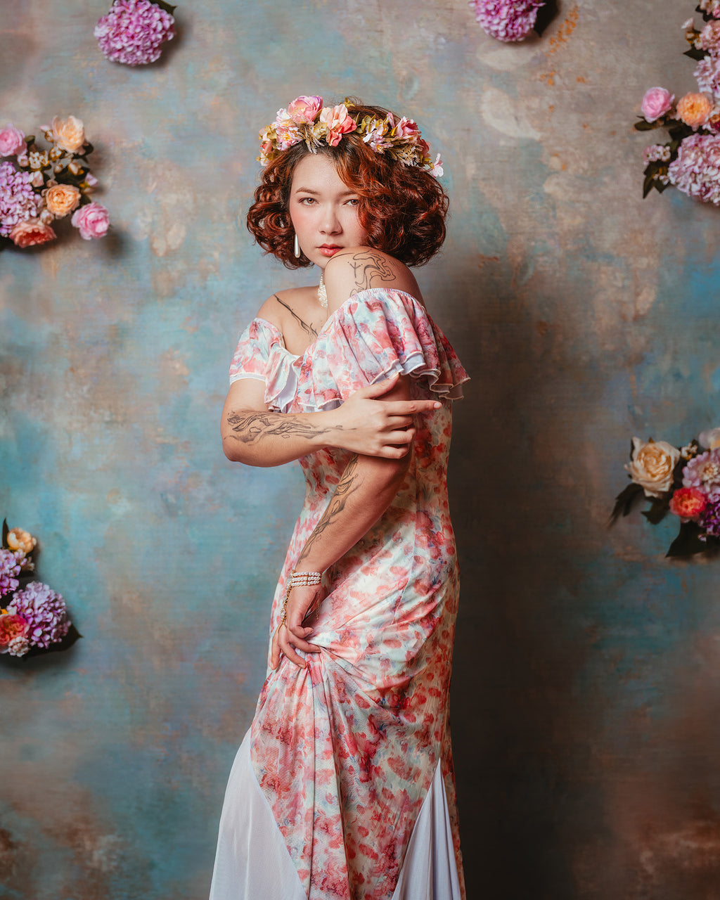 Portrait Fine Art d'une femme entourée de fleurs sur fond bleu texturé – Éclosion Divine I – Édition limitée SchaPicShow
